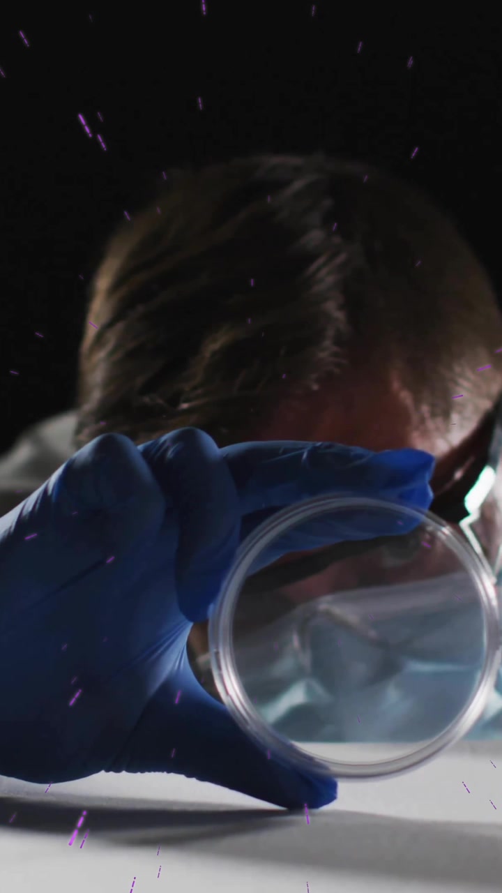 Examinando placa de Petri de perto, cientista trabalhando em laboratório com ferramentas de animação.