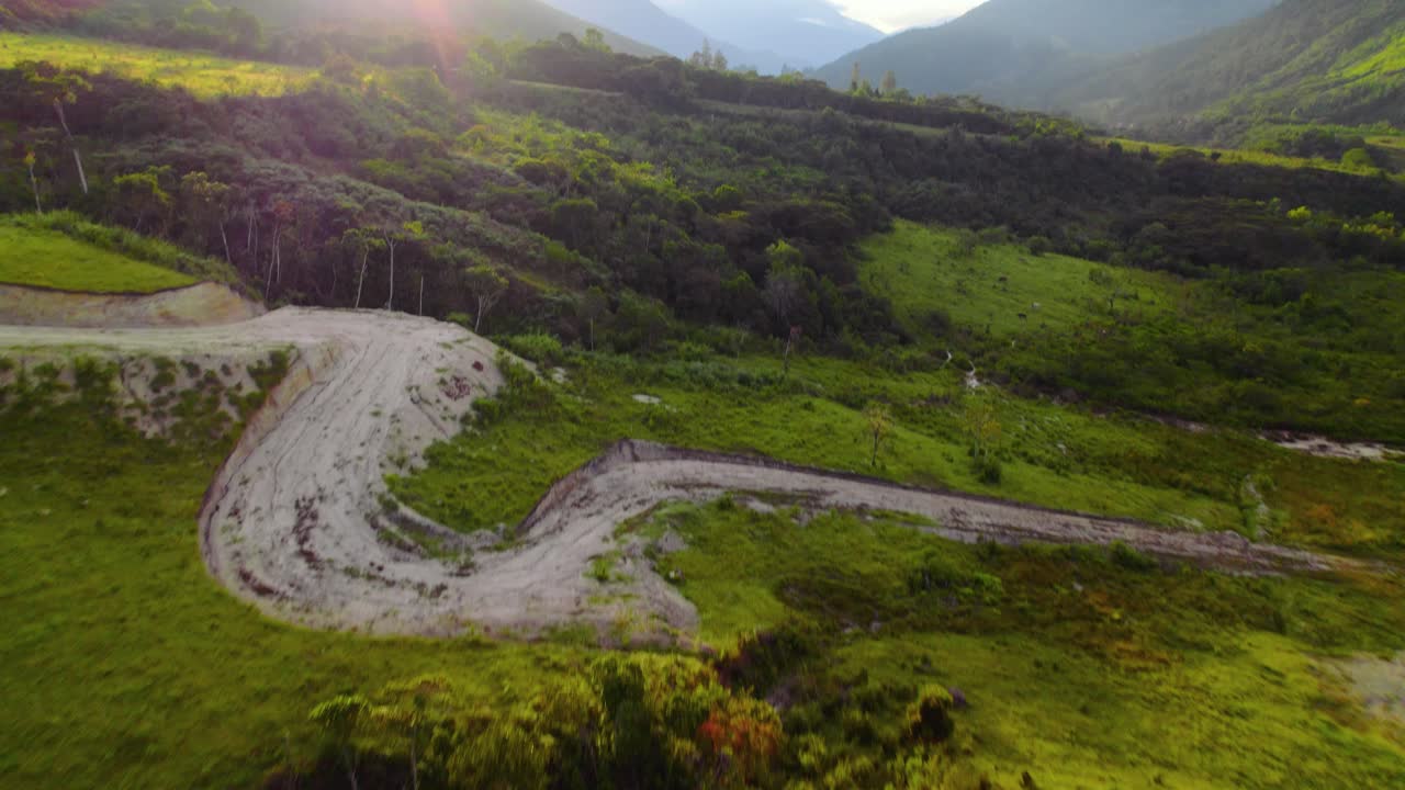 viajando por caminos sinuosos que cortan a través de la exuberante campiña peruana