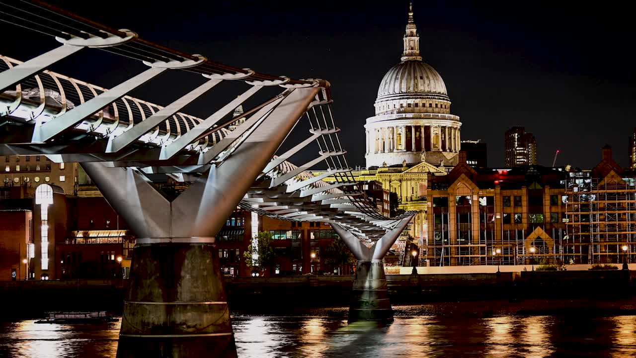 밀레니엄 다리 건너 세인트 방향 보기