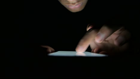 persona que utiliza el teléfono móvil por la noche