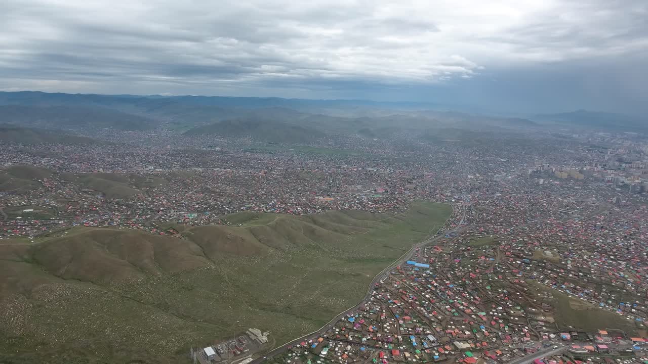 un avión no tripulado disparó un panorama de una zona pobre. miles de yurts en ulan bator, mongolia.
