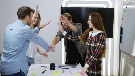 hombres y mujeres jóvenes que intercambian ideas en la oficina.