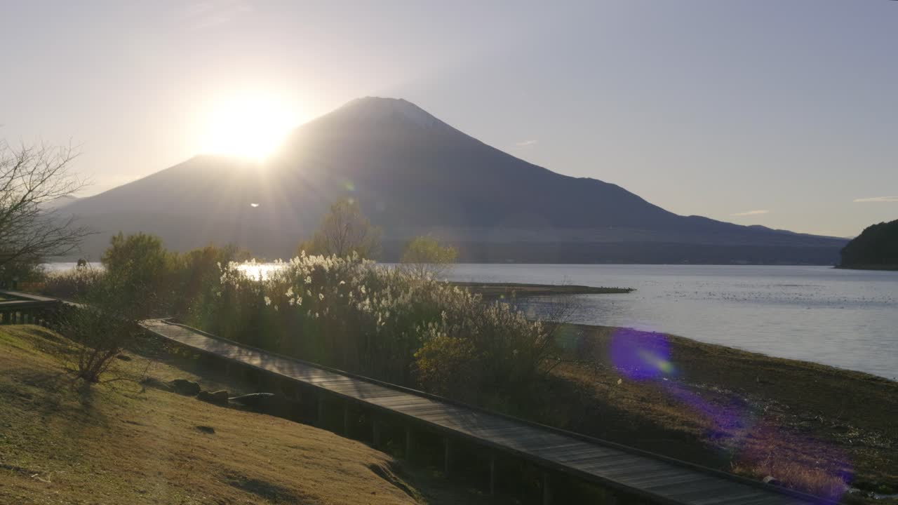 Kaunis auringonlasku Fuji-vuorella ja Yamanakako-järvi kaukaisuudessa