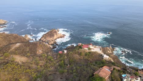 jale el frente y la vista del pequeño faro de puerto ángel y los acantilados en la costa rocosa de oaxaca