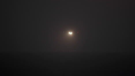 el avión aterriza por la noche.