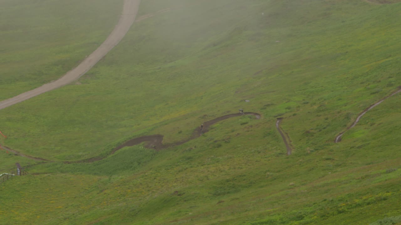산악 자전거 타는 사람 들 이 이탈리아 알프스 도로미트 산맥 의 언덕 을 내려가고 있다