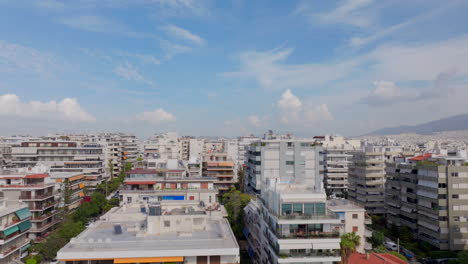 Absteigende-Luftaufnahme-Von-Gebäuden-Mit-Blick-Auf-Das-Meer-Von-Athen