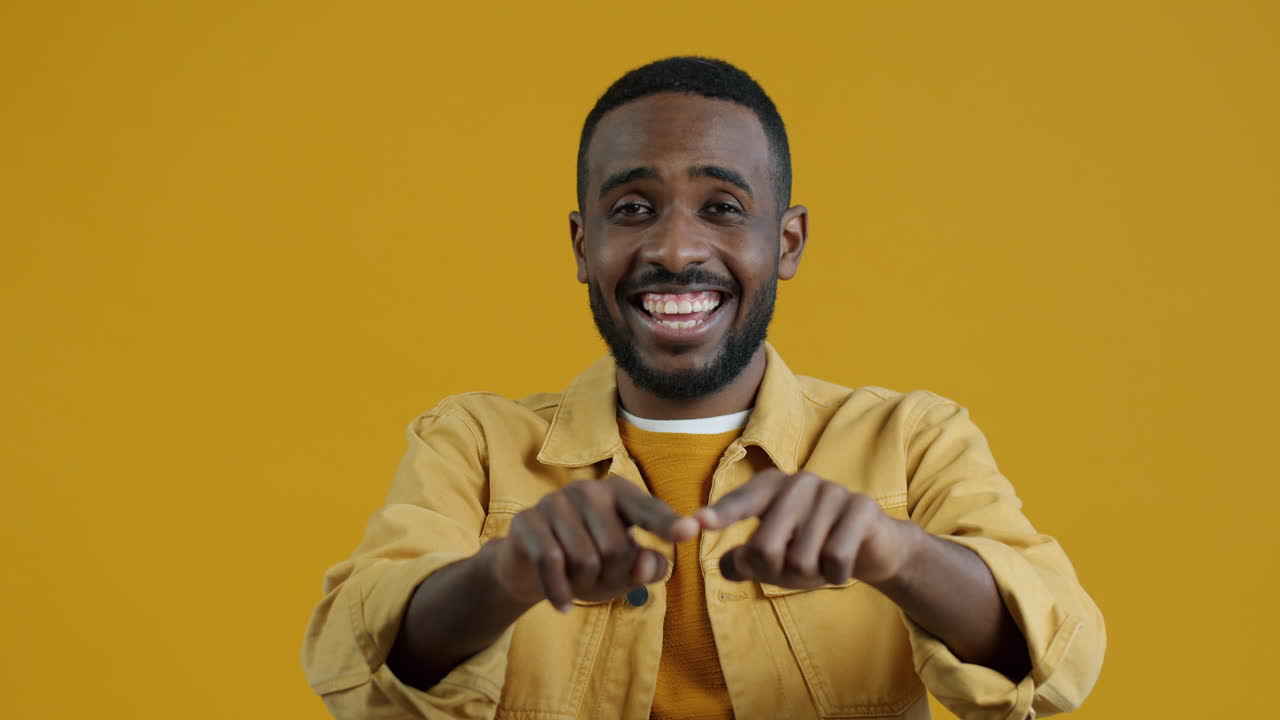 hombre feliz señalando