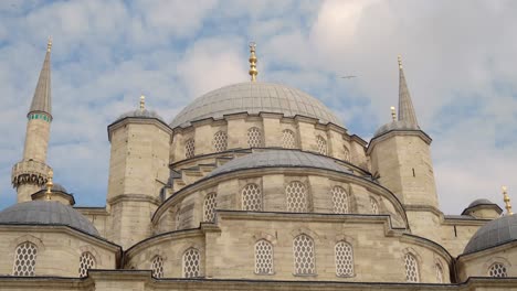 una vista de la cúpula y los minaretes de una mezquita en estambul, turquía