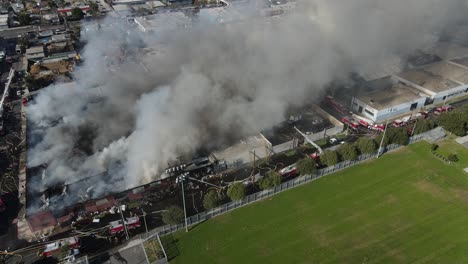 gran incendio en edificio comercial