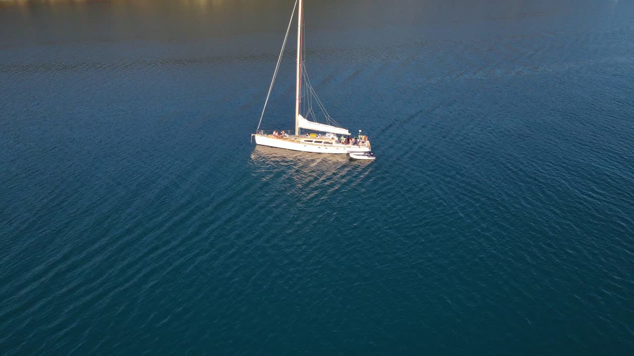 turistas en un velero navegando por las tranquilas aguas azules de hook island en la gran barrera de coral, queensland, australia