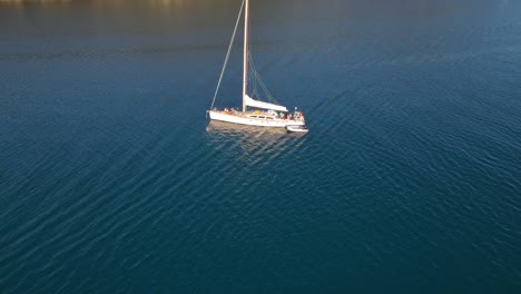 Touristen-In-Einem-Segelboot-Segeln-über-Das-Ruhige-Blaue-Wasser-Von-Hook-Island-Im-Great-Barrier-Reef,-Queensland,-Australien