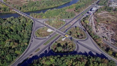 vista aérea de un avión no tripulado de una carretera de cruce de varios niveles