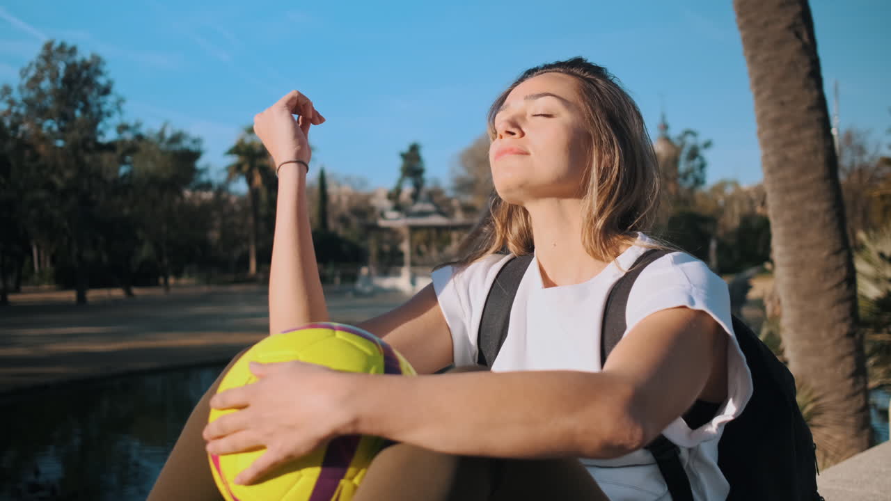 камерия приближает кавказскую женщину, отдыхающую на открытом воздухе.