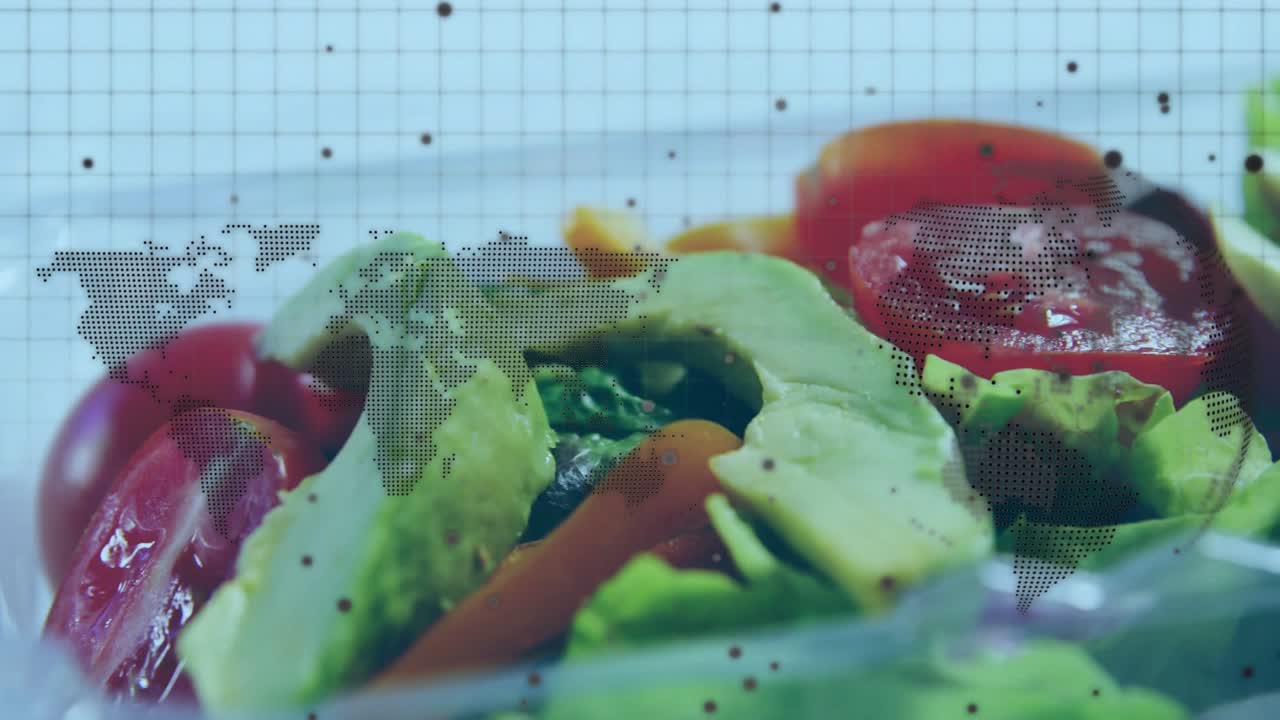 Video verticale: Telecamera che si muove rivelando un'insalata in un contenitore trasparente su una mappa, mostrando pomodoro e la lucentezza dell'avocado.