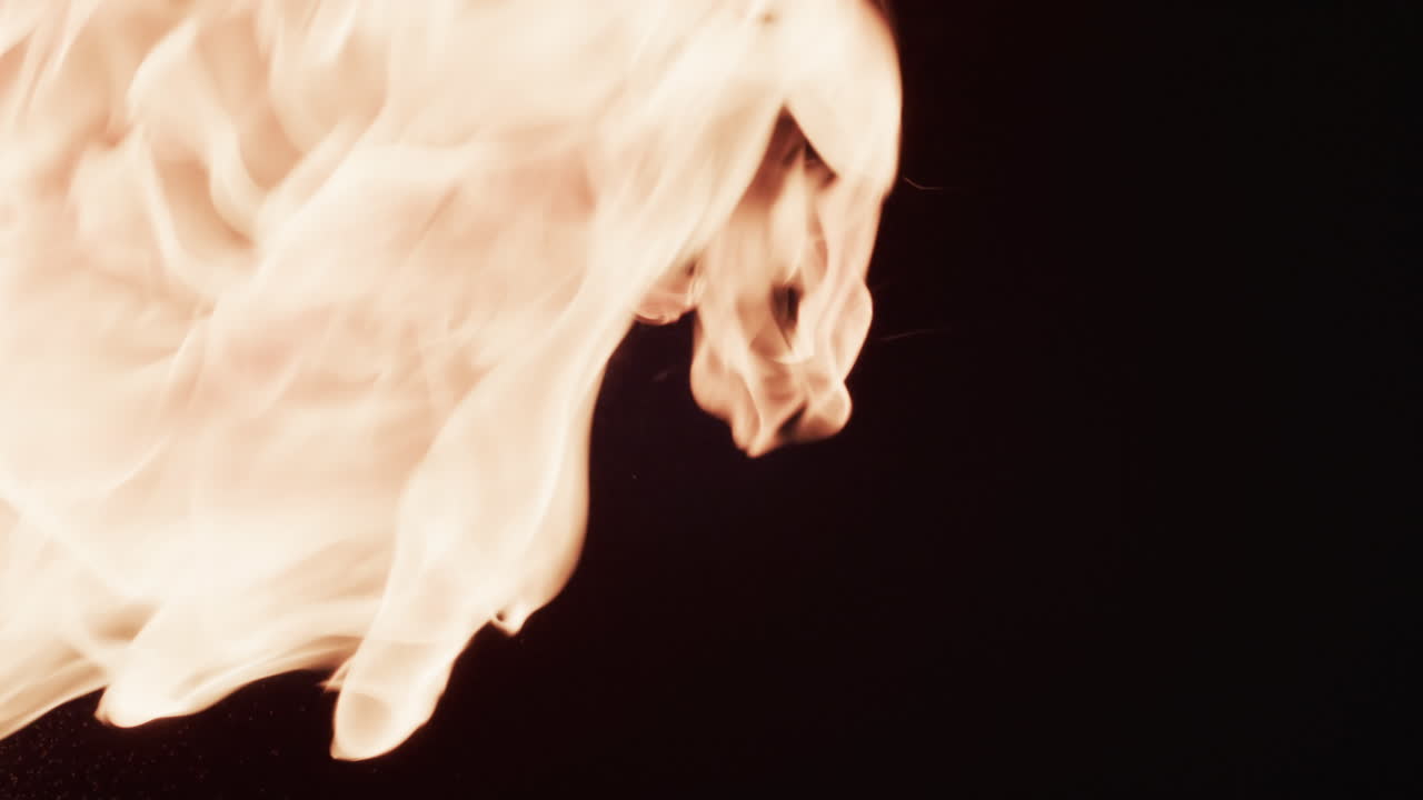 video de llamas de fuego amarillas y espacio de copia en fondo negro