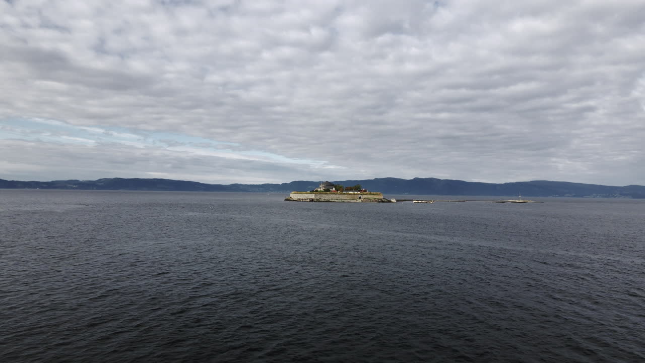 노르웨이 트론헤임의 뭉크홀멘 섬을 향해 파도 위를 날고 있습니다.