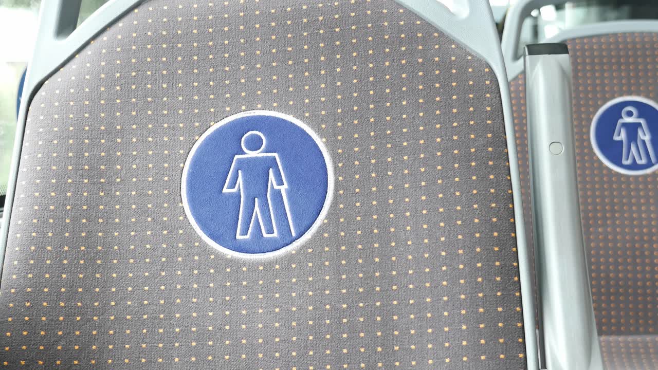 asientos de autobús con asientos accesibles designados