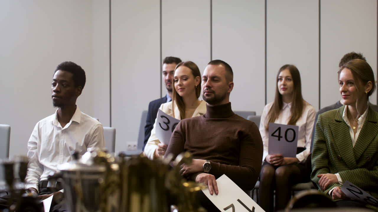 люди на аукционной сессии