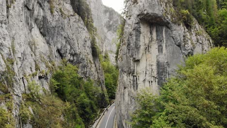 massicci canyon rocciosi della gola di bicaz - parco nazionale di hasmas nella romania nord-orientale