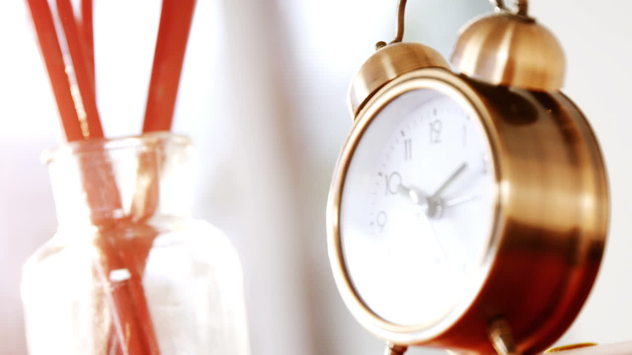 крупный план щетки с будильником