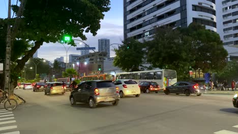 el tráfico de automóviles en boa viagem, recife