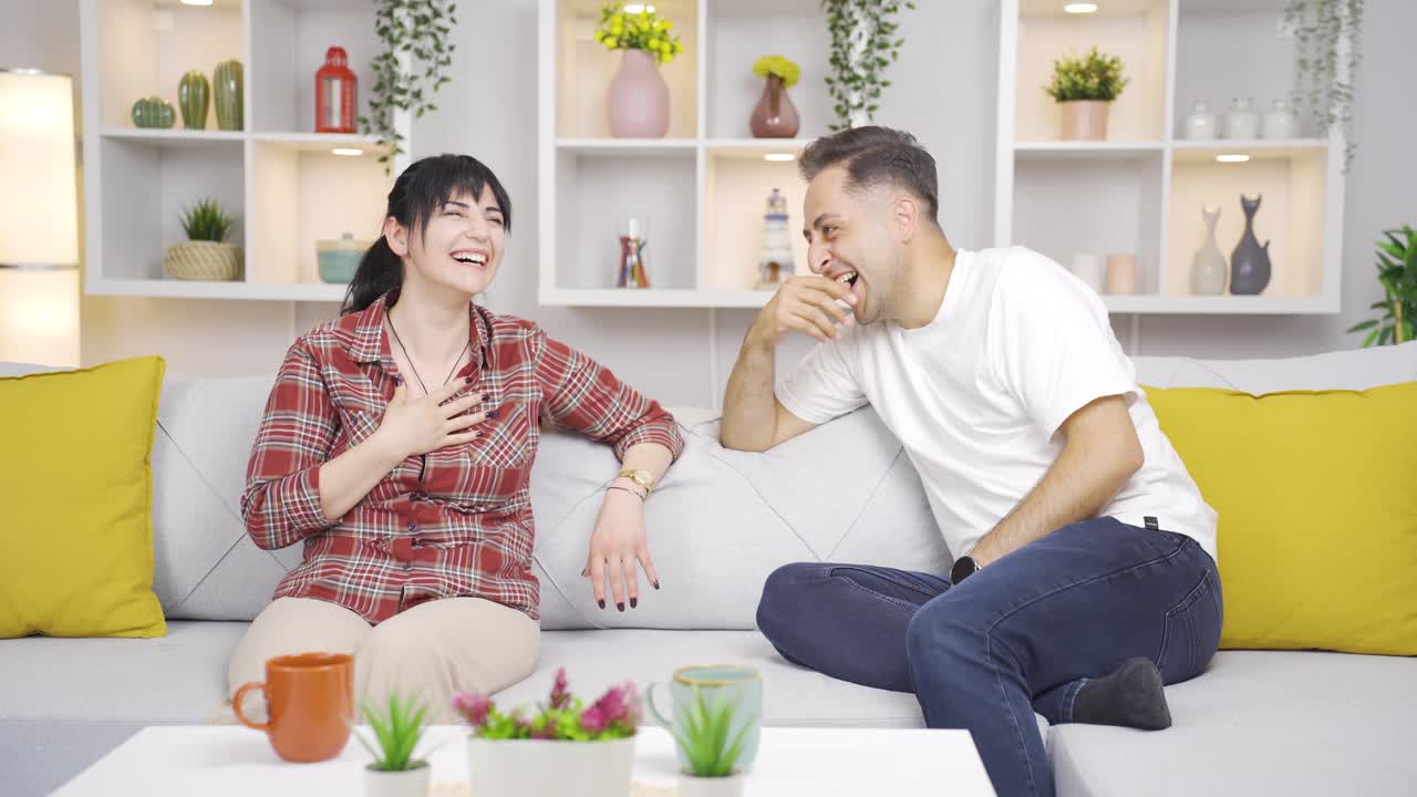 결혼한 부부가 큰 소리로 웃고 있습니다.