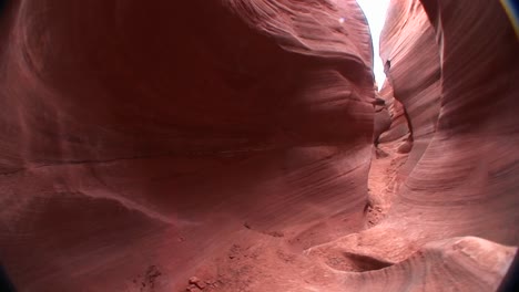 Pov-Caminando-Por-Un-Estrecho-Pasaje-Entre-Formaciones-Rocosas-En-El-Parque-Nacional-Canyonlands