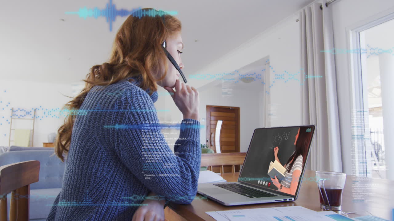 animación de procesamiento de datos sobre mujer caucásica trabajando desde casa, haciendo una videollamada
