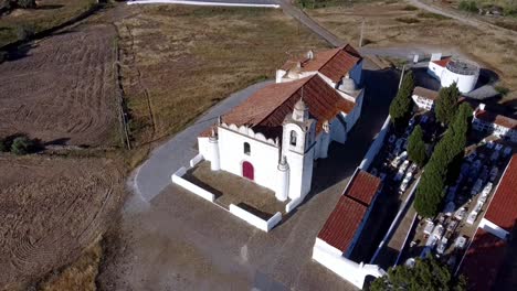 vista aérea en cámara lenta de alentejo (portugal): explorando el paisaje idílico de una iglesia de alantejo en verano