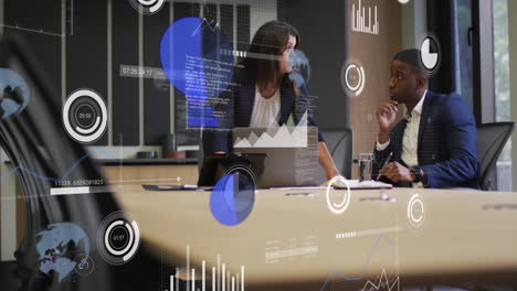 animación de gráficos, números, círculos y barras de carga, diversas mujeres compartiendo ideas con compañeros de trabajo