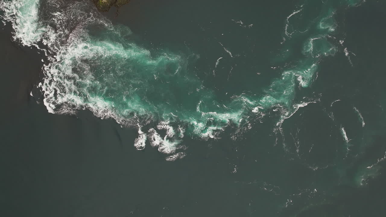 un barco turístico se acerca a una fuerte corriente de marea en saltstraumen, noruega