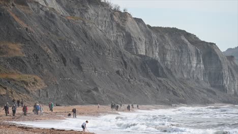 Acantilados-De-Dorset-En-El-Sur-De-Inglaterra,-Playa-Para-Turistas