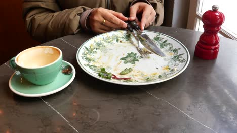 plato vacío y taza de café después de la comida