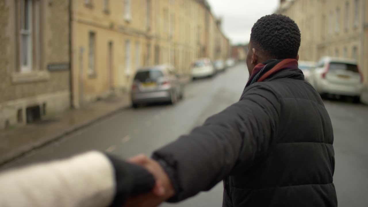 pov hombre llevando mujer de la mano