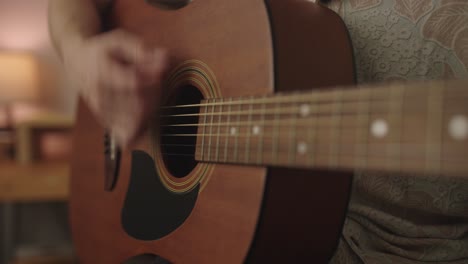 Aprendiendo-A-Tocar-La-Guitarra-Acústica,-Primer-Plano-Cinematográfico