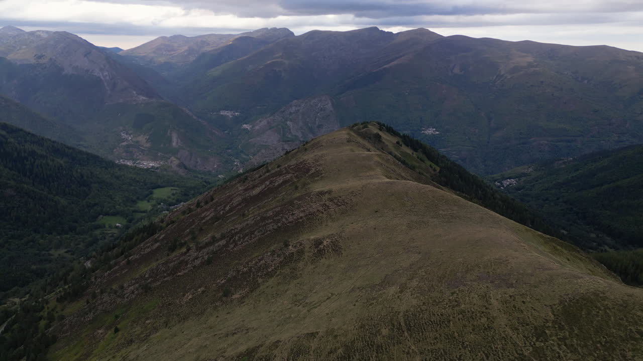 Ripresa con drone di una catena montuosa con panoramica sulla catena montuosa sul lato opposto