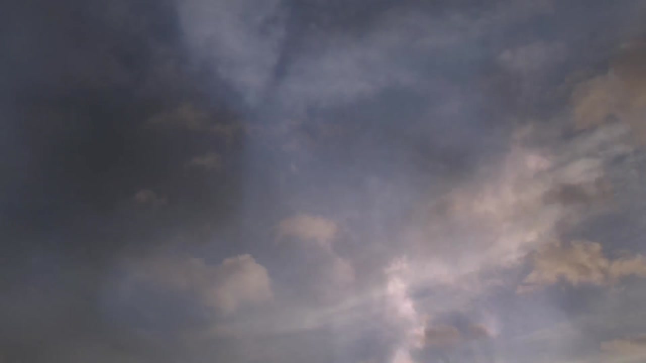 구름과 함께 하늘에 천둥이