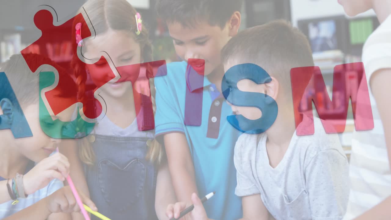 태블릿을 사용하는 학교 어린이들에 대한 다채로운 퍼즐 조각과 자폐증 텍스트의 애니메이션