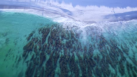 Una-Toma-Aérea-De-Las-Hermosas-Rocas-En-La-Playa-De-North-Cottesloe,-Perth,-Australia-Occidental