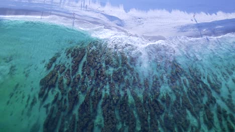 una foto aérea de las hermosas rocas en north cottesloe beach, perth, australia occidental