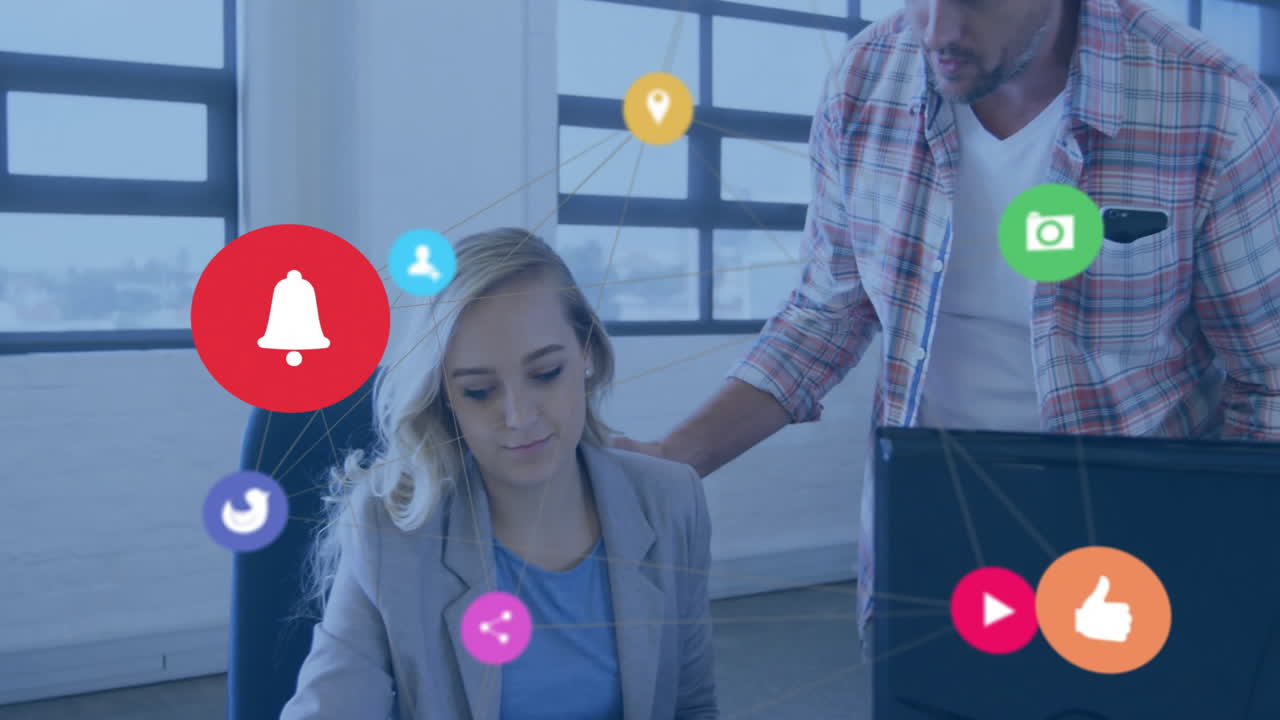 iconas de redes sociales animación sobre personas de negocios que trabajan en la oficina