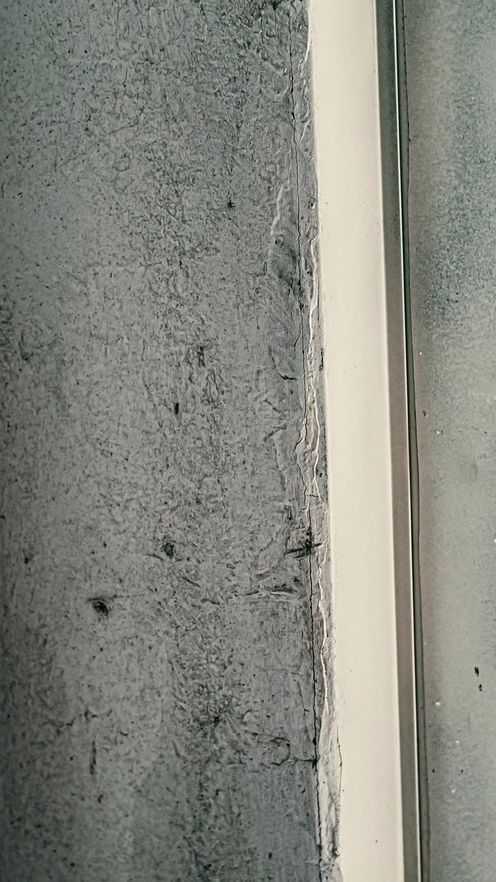 Rough wall texture with vertical elements