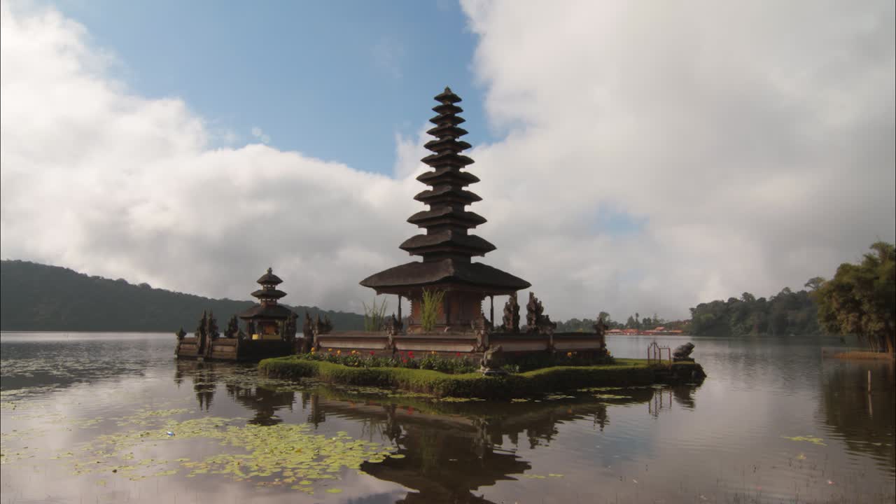 timelapse nublado del templo de pura bratan en bali
