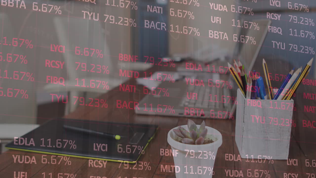 노트북 및 태블릿으로 오피스 데스크에서 금융 데이터 처리의 애니메이션