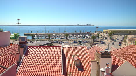 vista aérea de un puerto de una ciudad costera