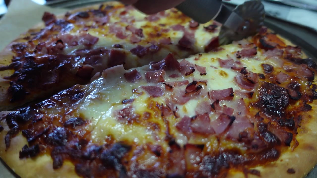 Primo piano: taglio di deliziosa pizza fatta in casa
