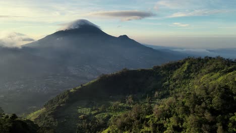 Hermosa-Vista-Mirando-Hacia-Arriba,-El-Sol-Sale-Ligeramente-Brumoso-Desde-La-Cima-De-La-Colina-Sikunir