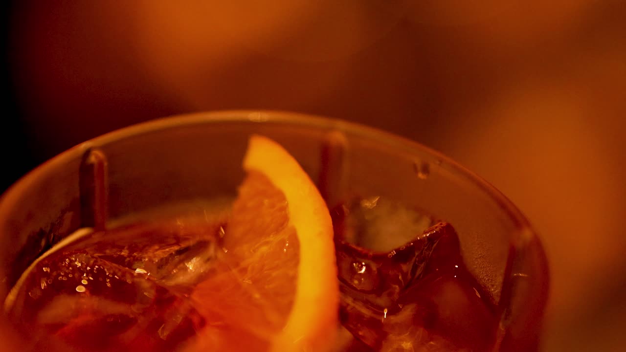 primer plano de un cóctel de negroni con guarnición