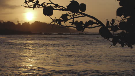 Vista-Idílica-Del-Amanecer-Dorado-Desde-La-Playa-Tropical-De-Las-Olas-Del-Océano-En-La-Costa-De-Puerto-Plata,-República-Dominicana